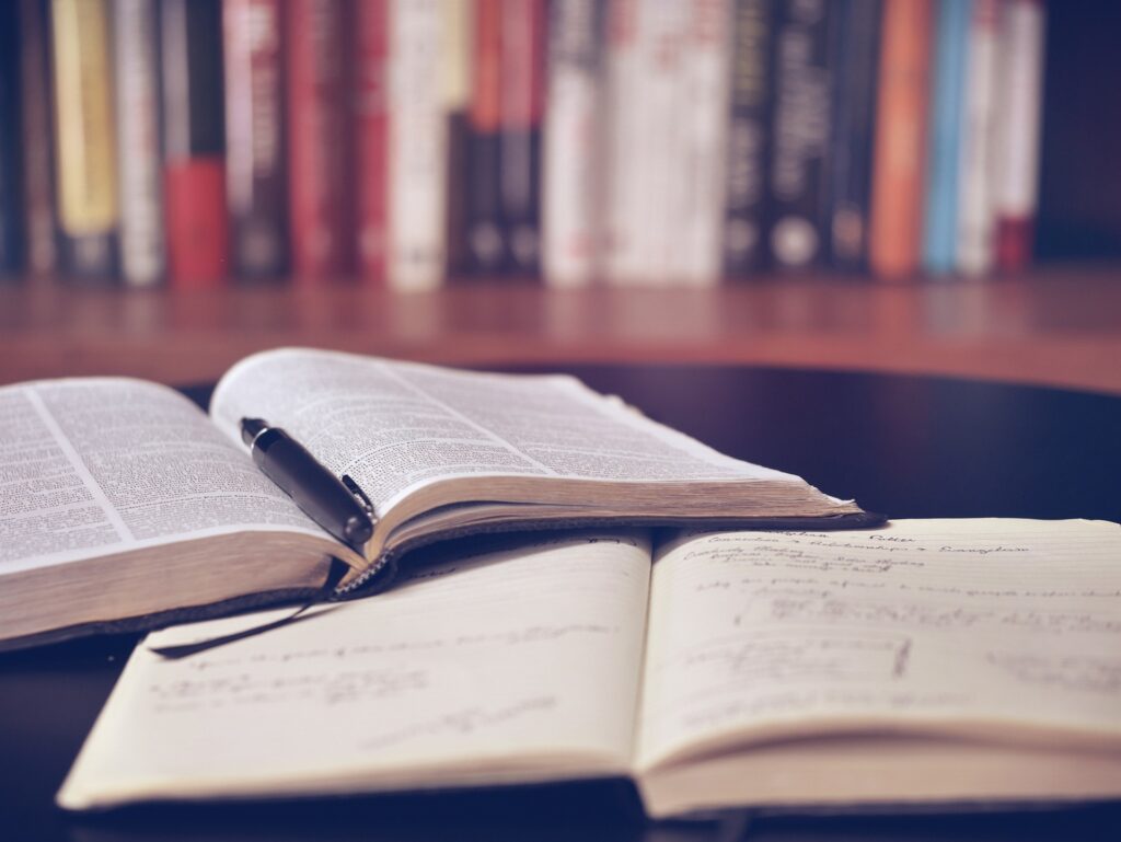 lil_foot-open-book-1428428_1920